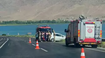 Van'ın Gevaş ilçesinde bariyerlere çarpan otomobilde 2 kişi yaralandı