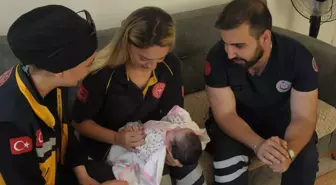 Ambulansla hastaneye götürülen hamile kadın yolda doğum yaptı