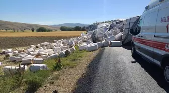 Dinar'da Kamyon Yol Ortasında Yan Yattı, 1 Kişi Yaralandı