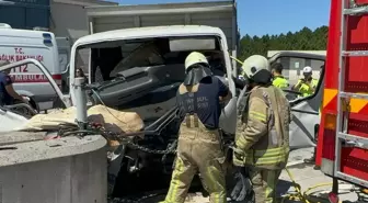 Çekmeköy'deki gişelerde beton bariyere çarpan kamyonetteki 3 kişi yaralandı