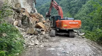 Giresun Espiye'de heyelan nedeniyle kapanan yol yeniden açıldı