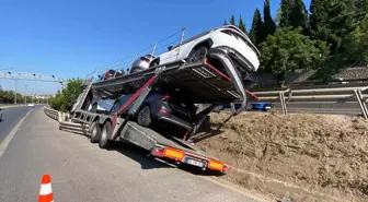 İzmit'te tır kanala düştü, sıfır otomobiller hasar gördü