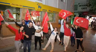 Çorum'da Vatandaşlar A Milli Takım'ın Çeyrek Finale Yükselişini Coşkuyla Kutladı