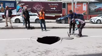 Erzurum'da Şiddetli Sağanak Sonrası Cadde Çöktü