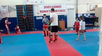 Gediz'den 4 Kick Boks Sporcusu Türkiye Şampiyonasına Hazırlanıyor