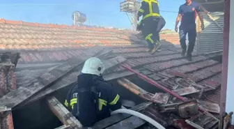 Tokat'ın Erbaa ilçesinde çıkan yangın nedeniyle bir ev kullanılamaz hale geldi