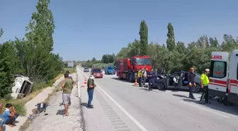 Sivas'ta kamyonetle otomobil çarpıştı: 1 ölü, 5 yaralı