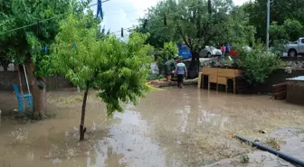 Çanakkale'de sağanak nedeniyle ev ve iş yerlerinde su baskınları