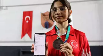 14 Yaşındaki Elif Zeren Eşsiz Hem Eskrimde Hem LGS'de Başarı Elde Etti