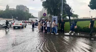 İstanbul'da Sağanak Yağış: Yollar Göle Döndü