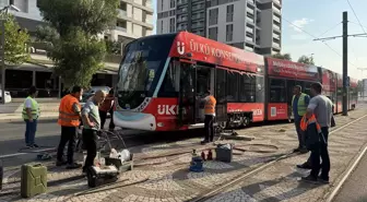 İzmir'de tramvay raydan çıktı, yolcular tahliye edildi