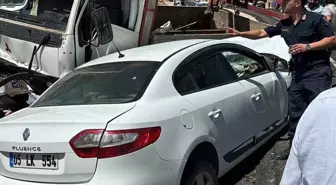 Adıyaman'da Kamyonet ile Otomobil Çarpıştı: 1 Ölü, 3 Yaralı