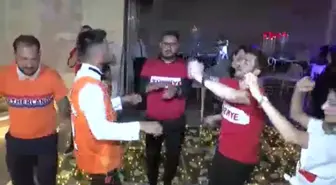 Türk Damat ve Hollandalı Gelin Düğünde Maç İzledi