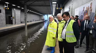 Bursa Büyükşehir Belediye Başkanı Mustafa Bozbey, Odunluk İstasyonu'ndaki su tahliye çalışmalarını inceledi