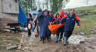 Erzurum'da Sel Felaketi: Köprü Yıkıldı, Araçlar Sulara Kapıldı