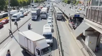 Beylikdüzü'nde TIR Kazası: Yol Trafiğe Kapandı