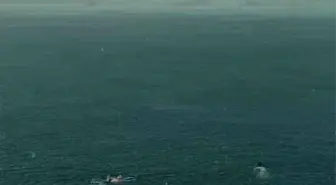 İstanbul Boğazı'nda Sağanak Yağışta Yüzen İki Kişi Görüntülendi