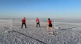 Milli sporcu Halime Yıldız, Tuz Gölü'nde badminton oynadı