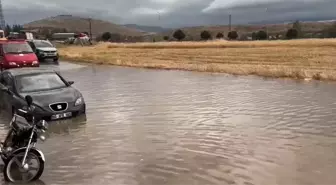 Zile'de Sağanak Yağış Cadde ve Sokakları Göle Çevirdi