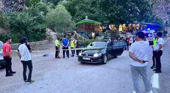 Tunceli'de kaya parçası otomobile isabet etti: 1 ölü, 2 yaralı