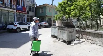 Tokat'ın Turhal ilçesinde çöp konteynerleri düzenli aralıklarla ilaçlanıp yıkanıyor