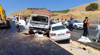 Adıyaman'da Kamyon ile Otomobil Çarpıştı: 3 Kişi Yaralandı