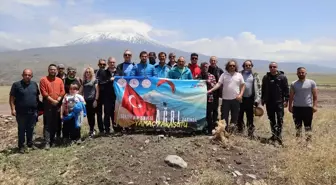 Doğa Tutkunu Abdullah Yıldız, Ağrı Dağı'ndan Yamaç Paraşütüyle İniş Yaptı