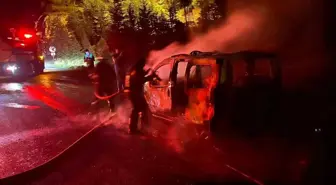 Burdur-Antalya Karayolu'nda Hafif Ticari Araç Yanarak Kullanılamaz Hale Geldi