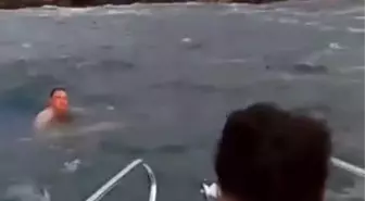 Gençler, dalgalı denize giren şahsı kurtardı