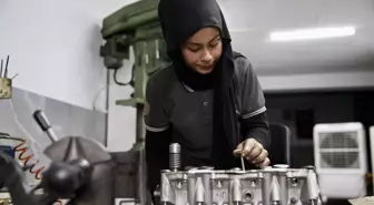Fethiye'de 14 yaşındaki kız çırak, motor kapağı taşlama işinde ustalaşmak için mücadele ediyor