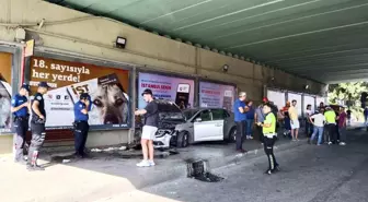Pendik'te Kontrolden Çıkan Araç Üç Otomobile Çarptı