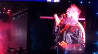 Cem Adrian'a konser sırasında pet şişe saldırısı