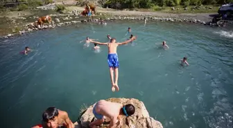 Bingöl'de sıcaktan bunalanlar Ilıcalar beldesindeki termal su göletine akın ediyor