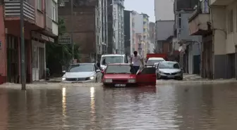 Fatsa'da Şiddetli Yağış Ev ve İş Yerlerini Su Bastı