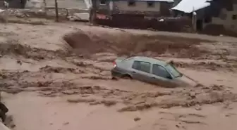 Ağrı'da Yıldırım Çarpması Sonucu Çoban Yaralandı, Sağanak Yağış Sele Dönüştü