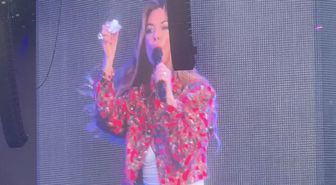Kanadalı şarkıcı Shania Twain, Londra konserinde şarkısını yarıda kesip burnunu sildi daha sonra özür diledi