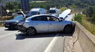 Geyve'de Kafa Kafaya Çarpışan Otomobillerde Trafik Kazası