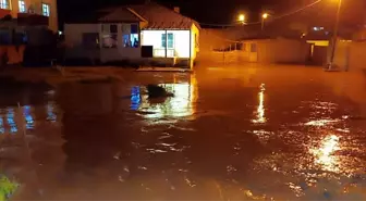 Van'ın Özalp ilçesinde şiddetli sağanak sonucu yollar su altında kaldı