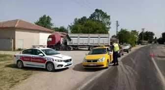 Edirne Jandarma Komutanlığı Vatandaşlara Denetim ve Bilgilendirme Çalışmaları Yapıyor