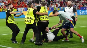 EURO 2024'te görülmemiş olay! Güvenlik görevlisi, Alvaro Morata'yı sakatladı