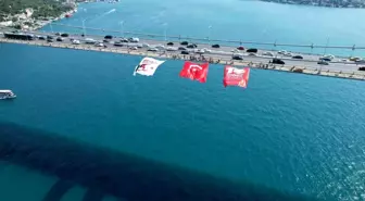 İstanbul'da 15 Temmuz Demokrasi ve Milli Birlik Günü'nde köprülere dev Türk bayrakları asıldı