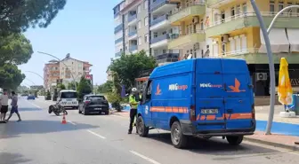 Motosiklet sürücüsü MNG Kargo aracının kapısına çarptı