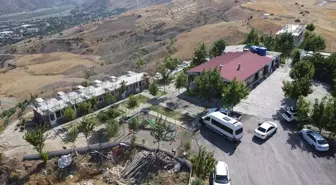 Elazığ'da bulunan kartal yavrusu kafe işletmecisi tarafından besleniyor