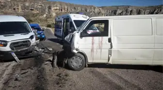 Akçadağ'da minibüs ile hafif ticari araç çarpıştı: 3 yaralı