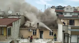 Sinop'un Gerze ilçesinde çatı katında çıkan yangın hasara neden oldu