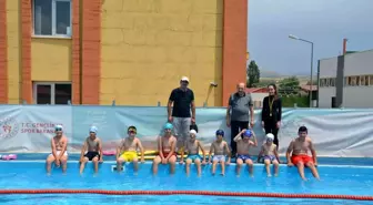 Erzincan'da Gençlik Spor İlçe Müdürlüğü ve Halk Eğitim Merkezi tarafından yüzme kursu açıldı