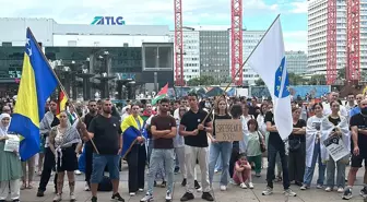 Berlin'de Srebrenitsa Soykırımı'nın 29. yıl dönümünde Gazze'ye destek gösterisi düzenlendi