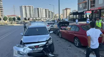 Edirne'de bisiklet yolunda park halinde bulunan otomobile çarpan araçtaki 2 kişi yaralandı