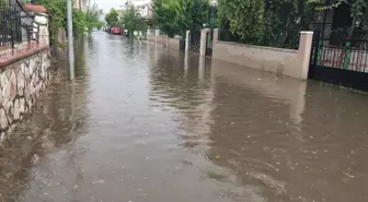 İzmir'de Sağanak Sırasında Elektrik Akımına Kapılan 2 Kişi Hayatını Kaybetti