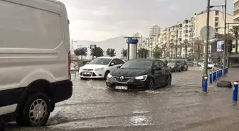 İzmir'de Aniden Bastıran Sağanak Yağış Cadde ve Sokakları Göle Çevirdi